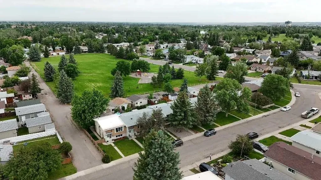 23 Selkirk Road W Lethbridge AB T1K 4N4