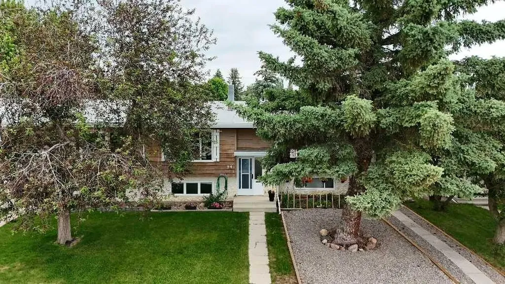23 Selkirk Road W Lethbridge AB T1K 4N4