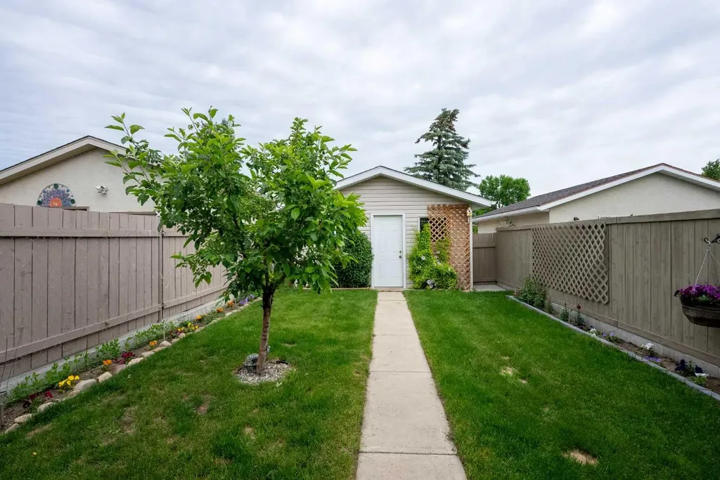 23 Selkirk Road W Lethbridge AB T1K 4N4
