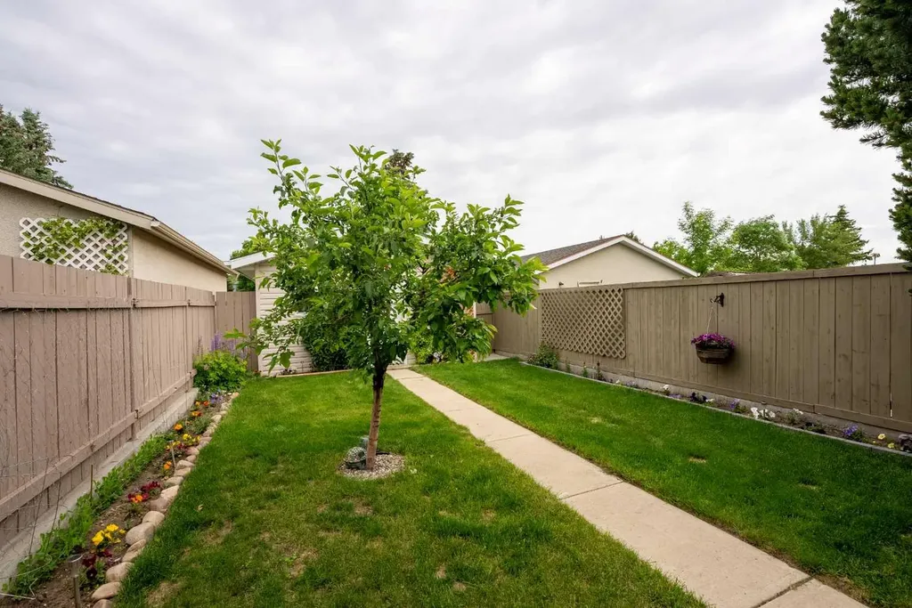 23 Selkirk Road W Lethbridge AB T1K 4N4