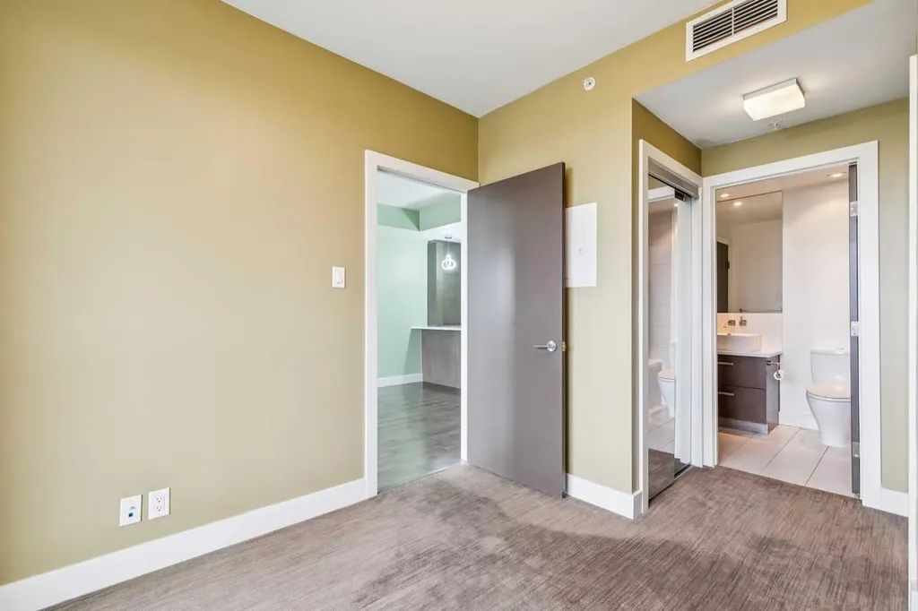 10 Shawnee Hill SW Calgary AB T2Y 0E1