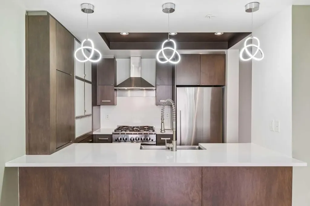 10 Shawnee Hill SW Calgary AB T2Y 0E1