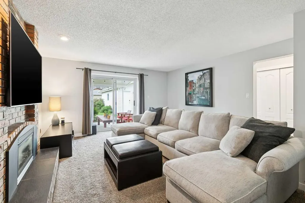 51 Woodbrook Green SW Calgary AB T2W4P6