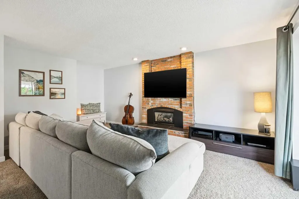 51 Woodbrook Green SW Calgary AB T2W4P6