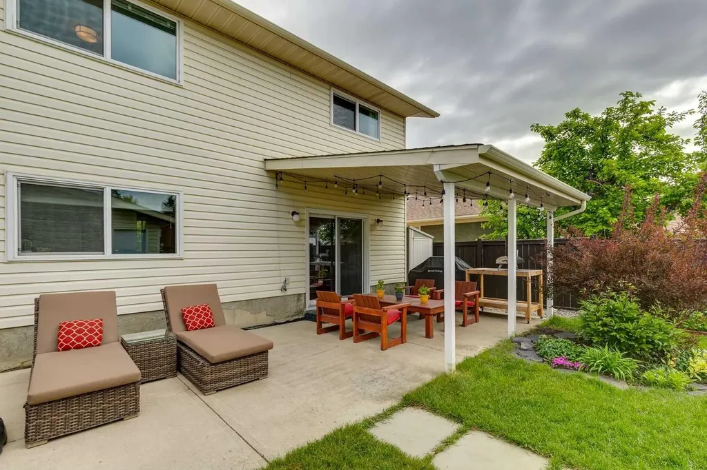 51 Woodbrook Green SW Calgary AB T2W4P6