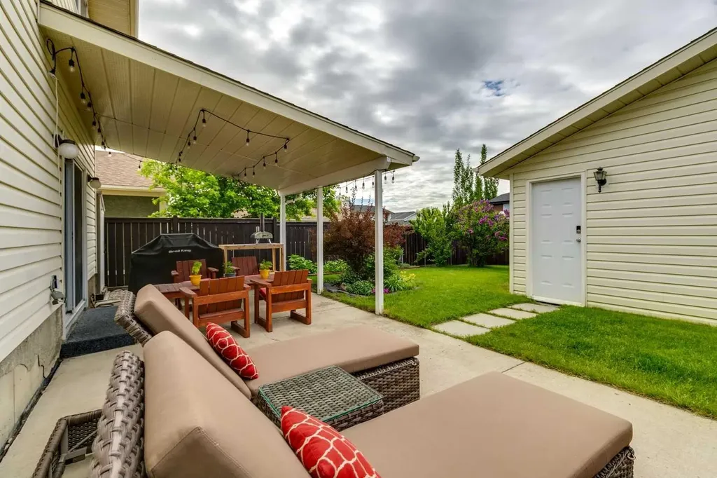 51 Woodbrook Green SW Calgary AB T2W4P6