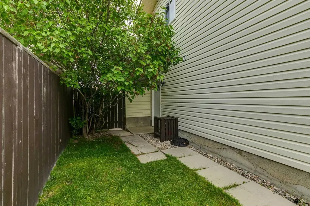 51 Woodbrook Green SW Calgary AB T2W4P6