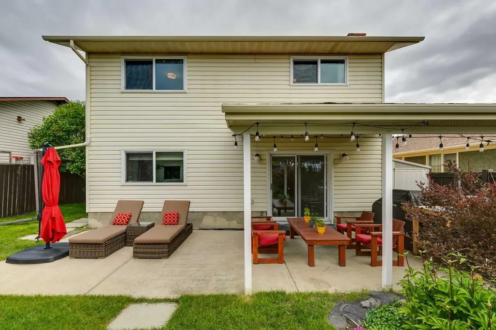 51 Woodbrook Green SW Calgary AB T2W4P6