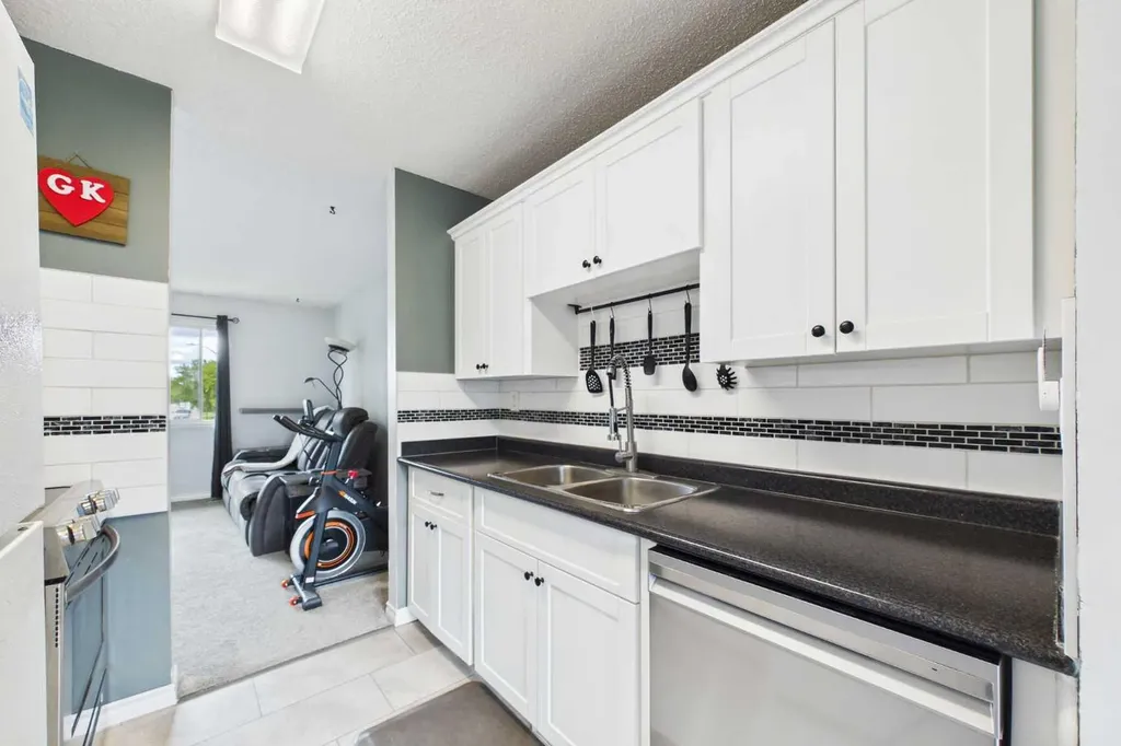 32 Whiteside Crescent Red Deer AB T4N 5Z1