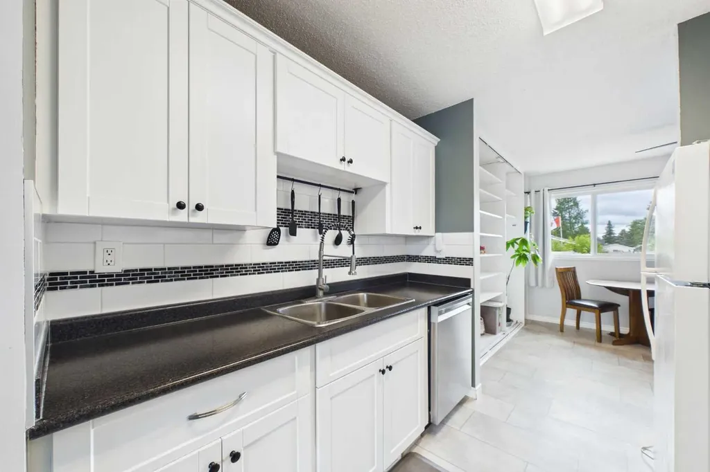 32 Whiteside Crescent Red Deer AB T4N 5Z1
