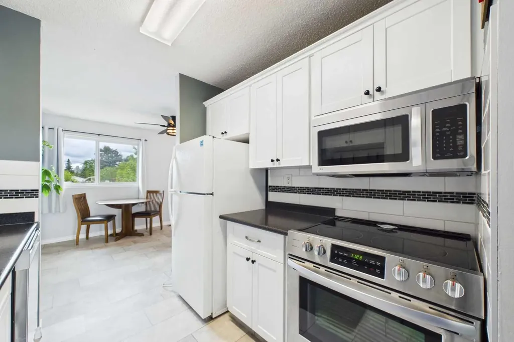 32 Whiteside Crescent Red Deer AB T4N 5Z1