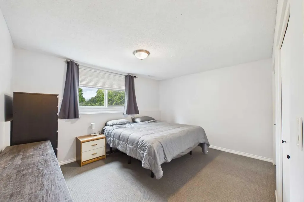 32 Whiteside Crescent Red Deer AB T4N 5Z1