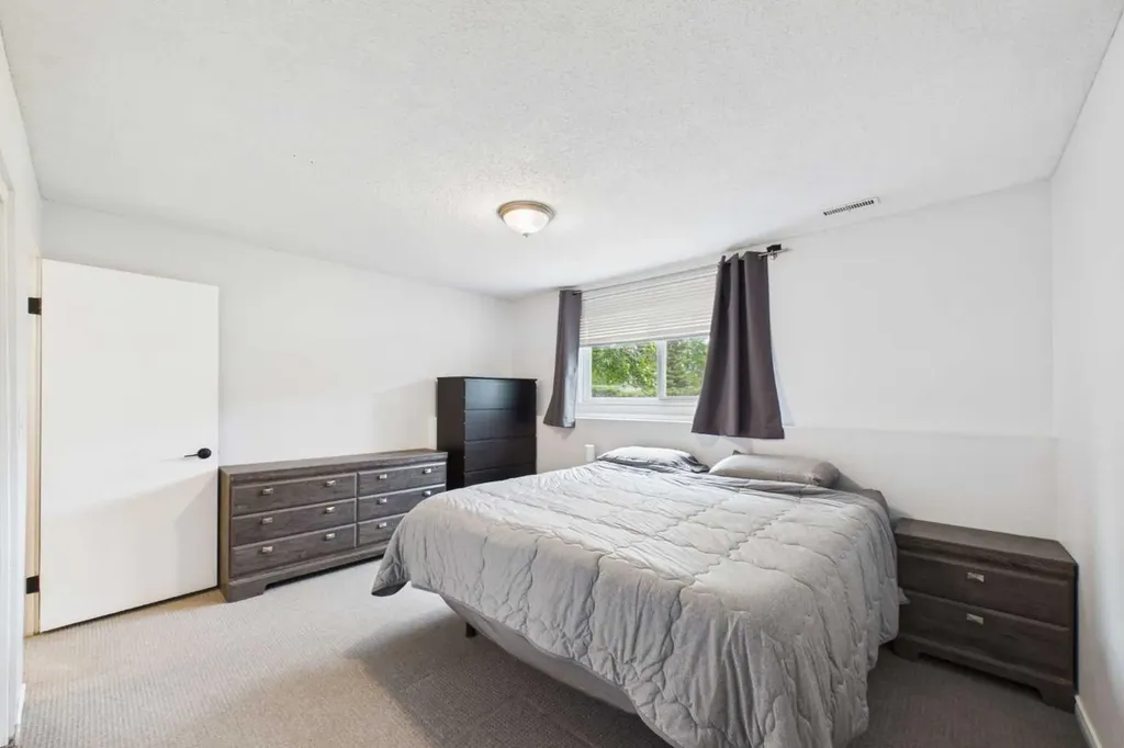 32 Whiteside Crescent Red Deer AB T4N 5Z1