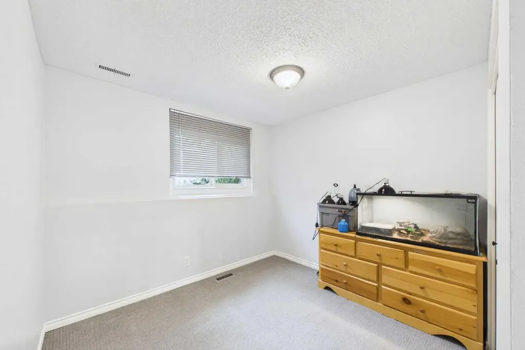 32 Whiteside Crescent Red Deer AB T4N 5Z1