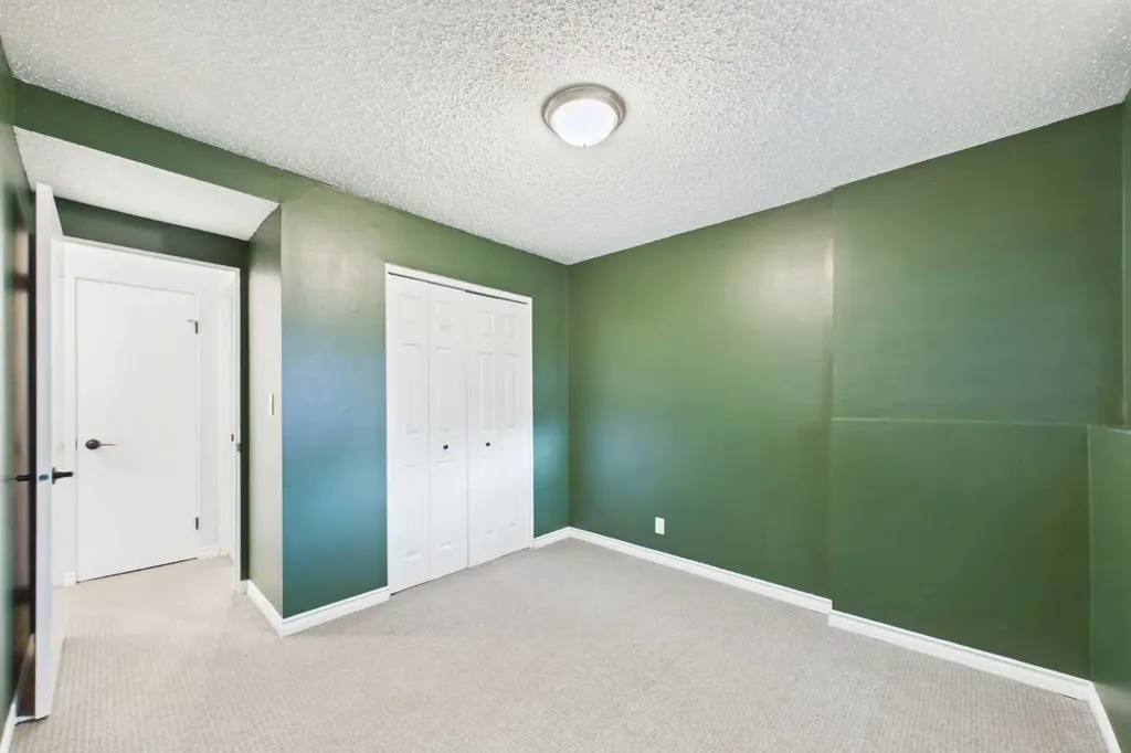 32 Whiteside Crescent Red Deer AB T4N 5Z1