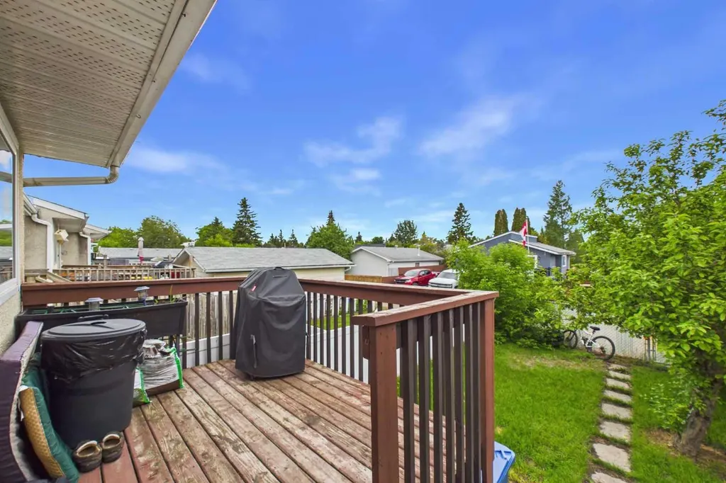 32 Whiteside Crescent Red Deer AB T4N 5Z1