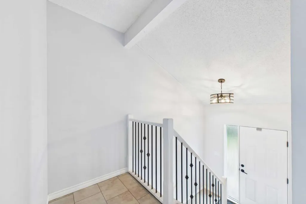32 Whiteside Crescent Red Deer AB T4N 5Z1