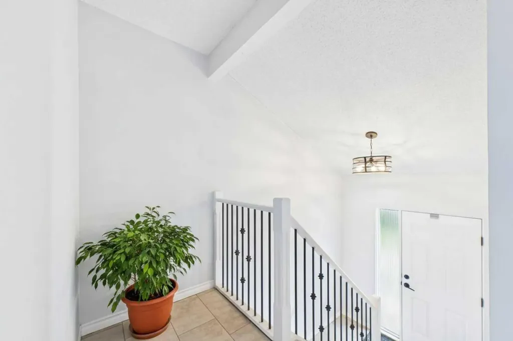 32 Whiteside Crescent Red Deer AB T4N 5Z1