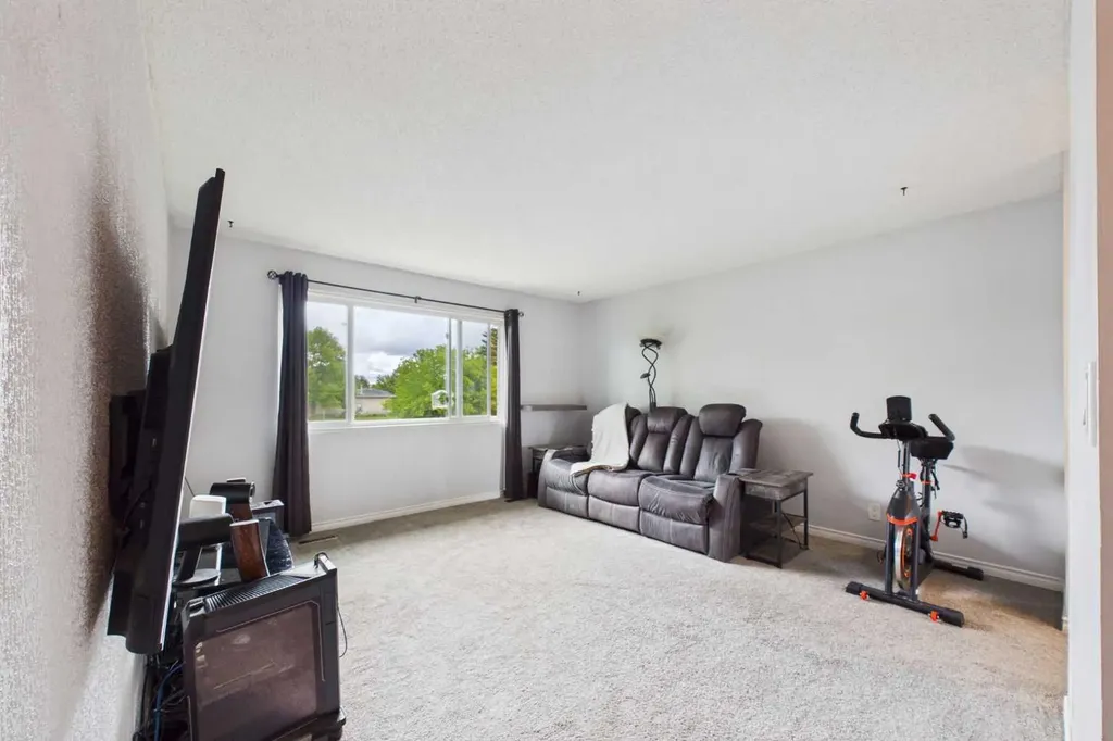 32 Whiteside Crescent Red Deer AB T4N 5Z1