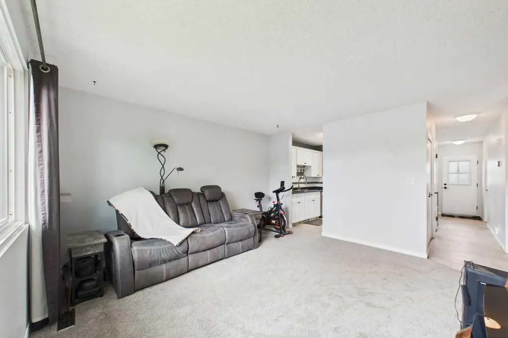 32 Whiteside Crescent Red Deer AB T4N 5Z1