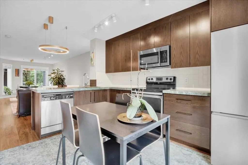 1562 93 Street SW Calgary AB T3H 0P5