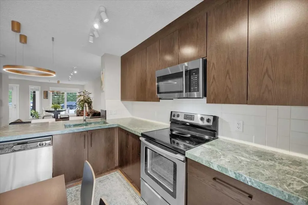 1562 93 Street SW Calgary AB T3H 0P5