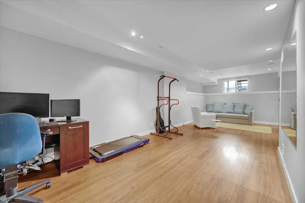1562 93 Street SW Calgary AB T3H 0P5