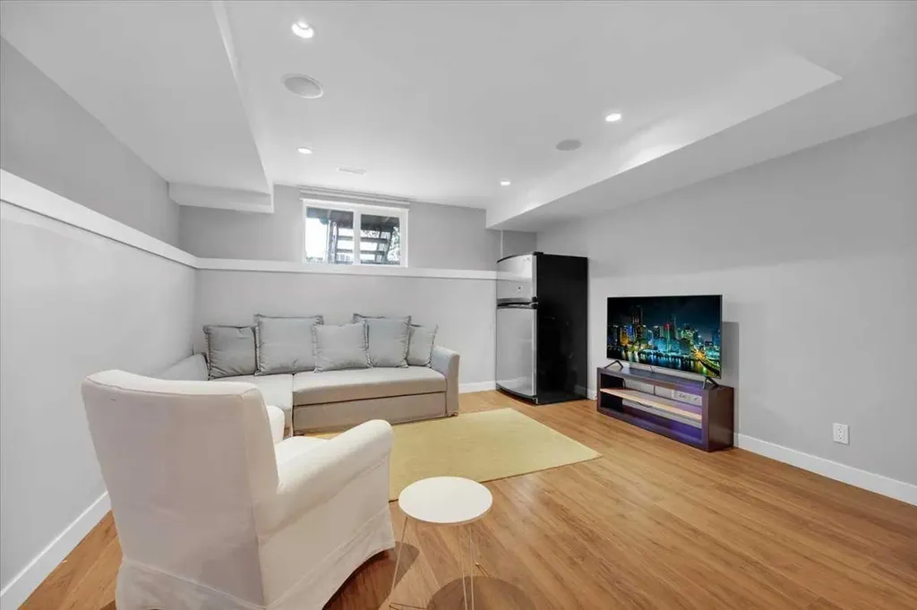 1562 93 Street SW Calgary AB T3H 0P5