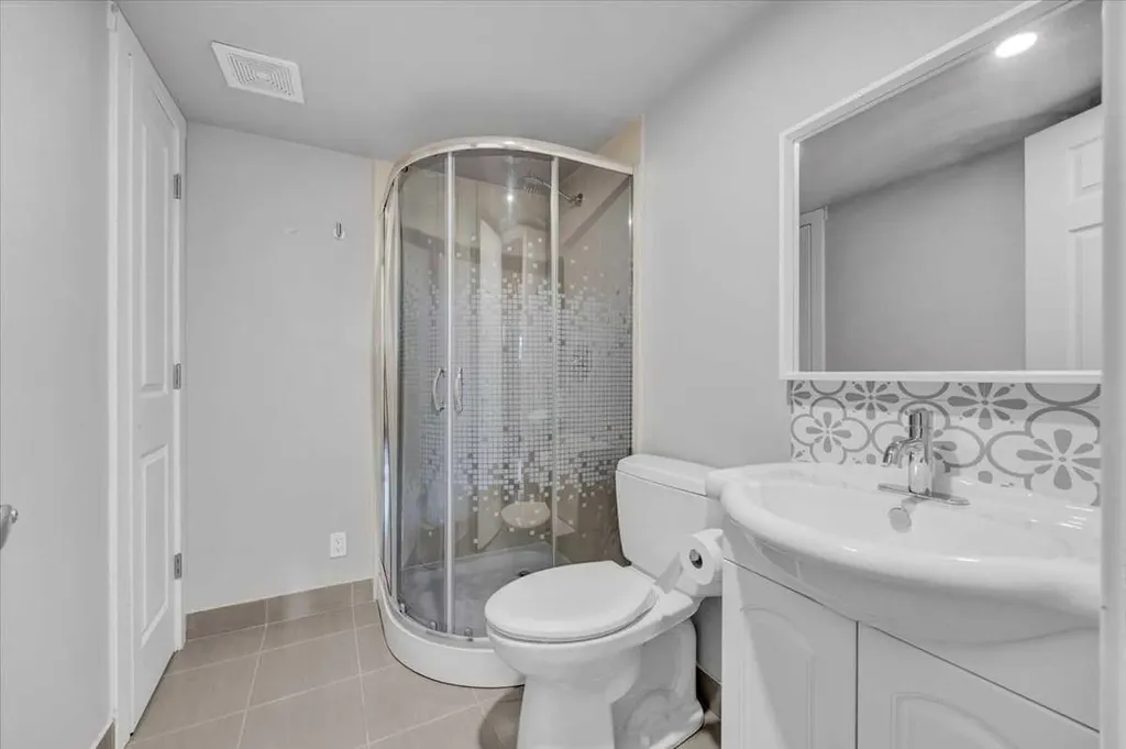 1562 93 Street SW Calgary AB T3H 0P5
