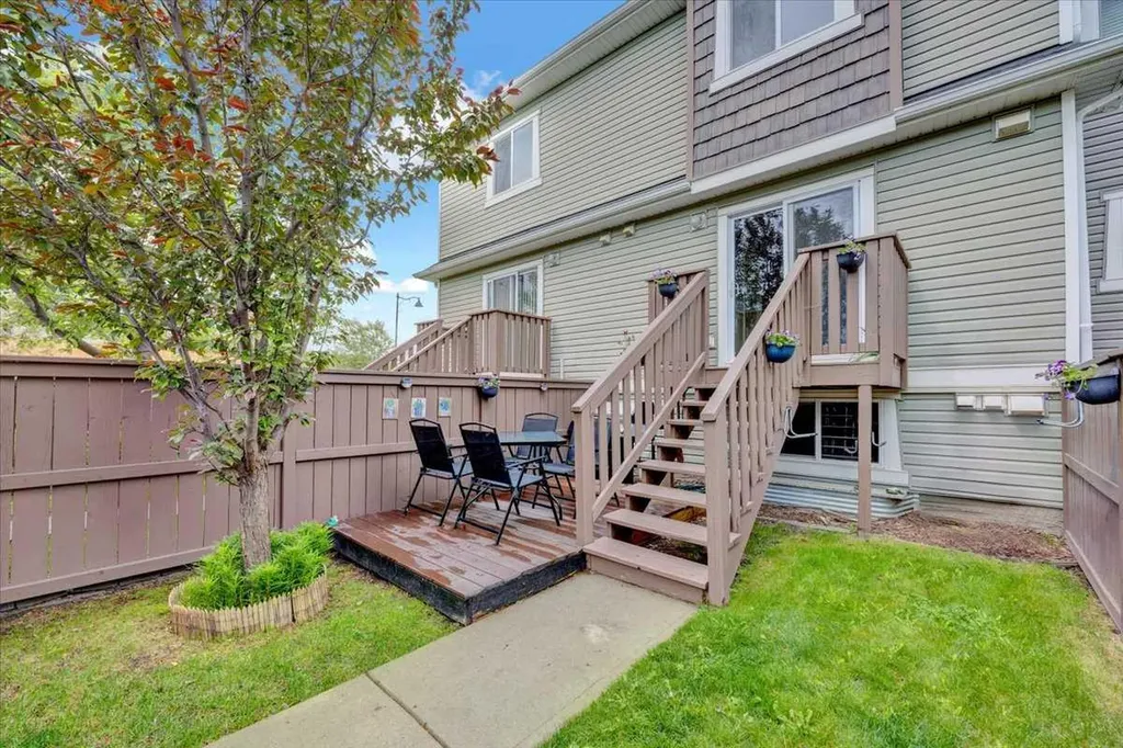1562 93 Street SW Calgary AB T3H 0P5