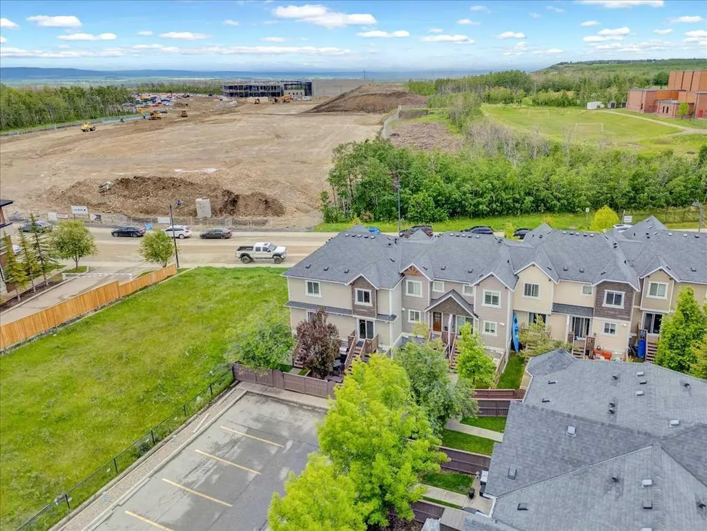 1562 93 Street SW Calgary AB T3H 0P5