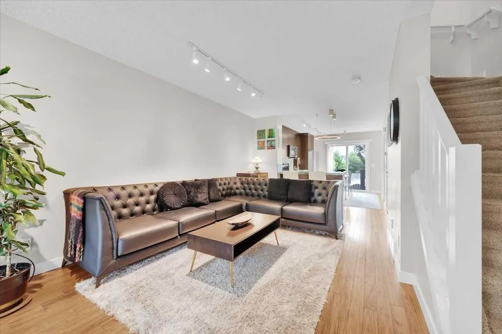1562 93 Street SW Calgary AB T3H 0P5