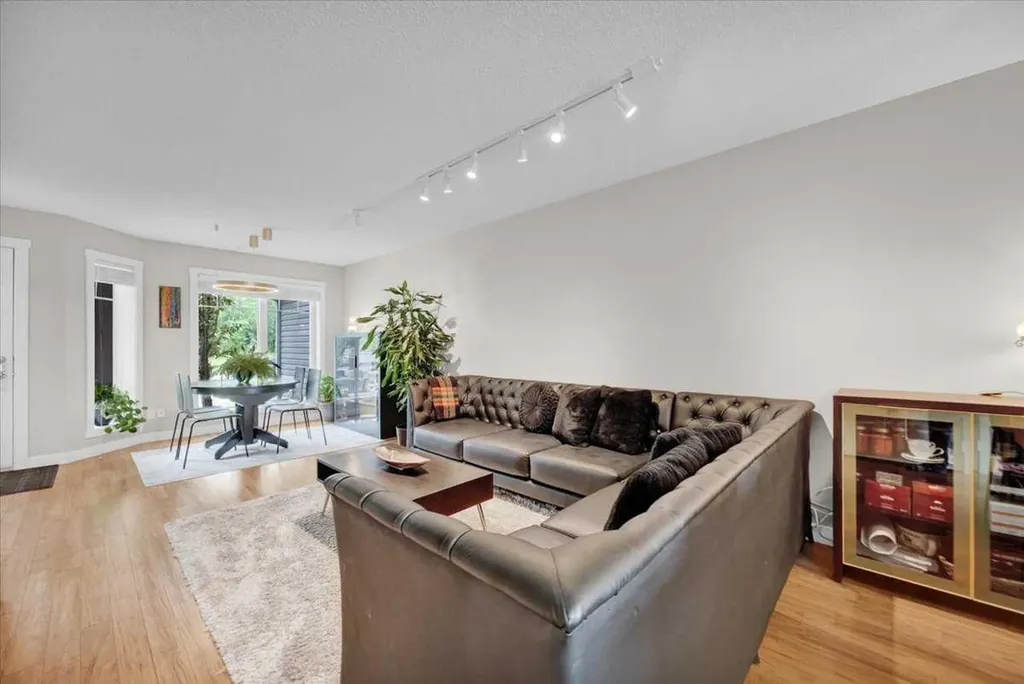 1562 93 Street SW Calgary AB T3H 0P5