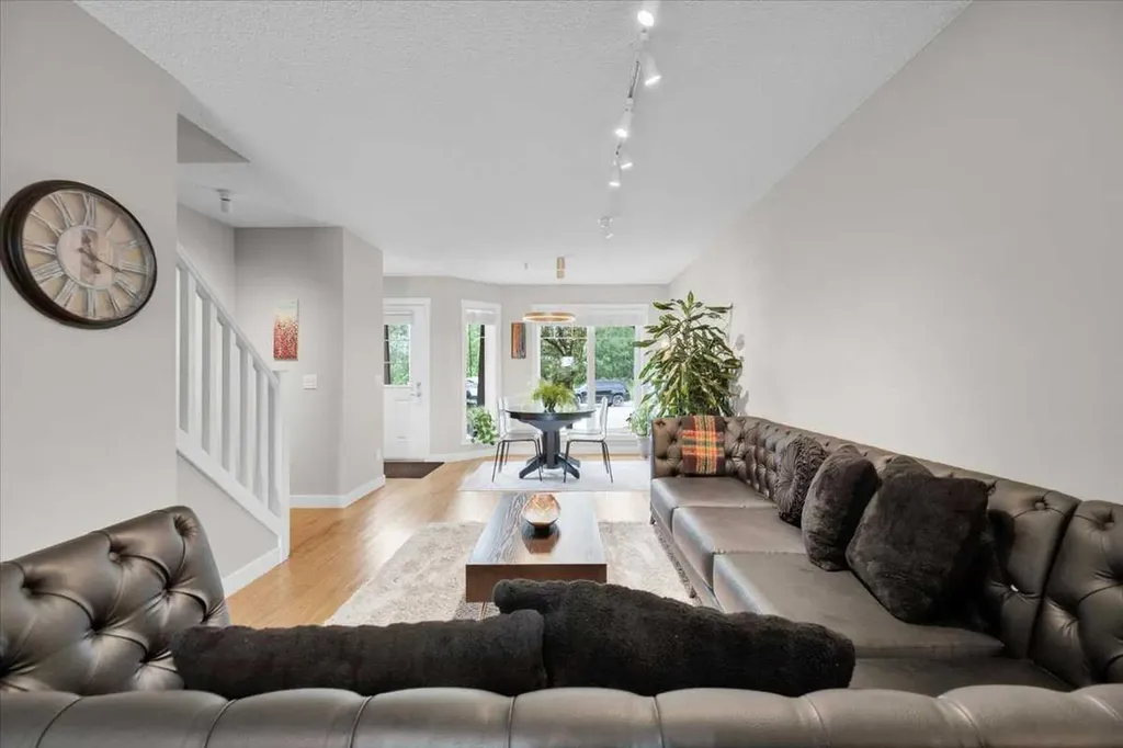 1562 93 Street SW Calgary AB T3H 0P5