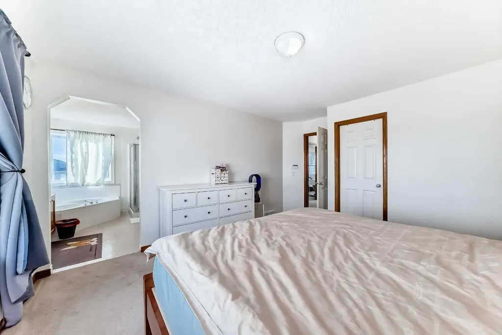 193 Covewood Green NE Calgary AB T3K5G6