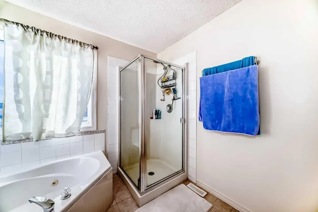 193 Covewood Green NE Calgary AB T3K5G6