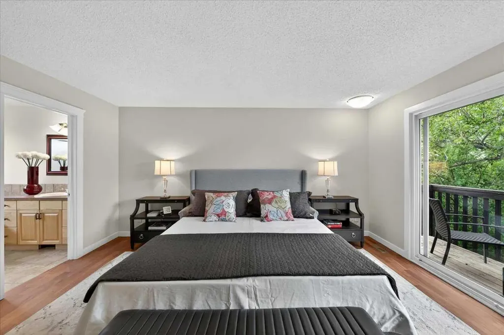 127 Pump Hill Crescent SW Calgary AB T2V 4L9
