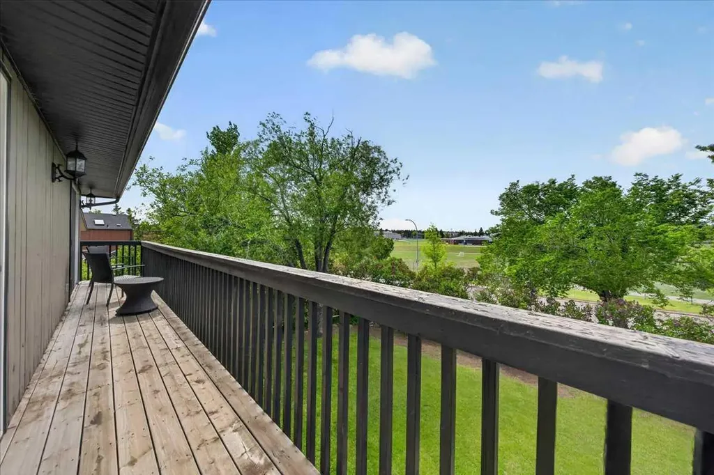 127 Pump Hill Crescent SW Calgary AB T2V 4L9