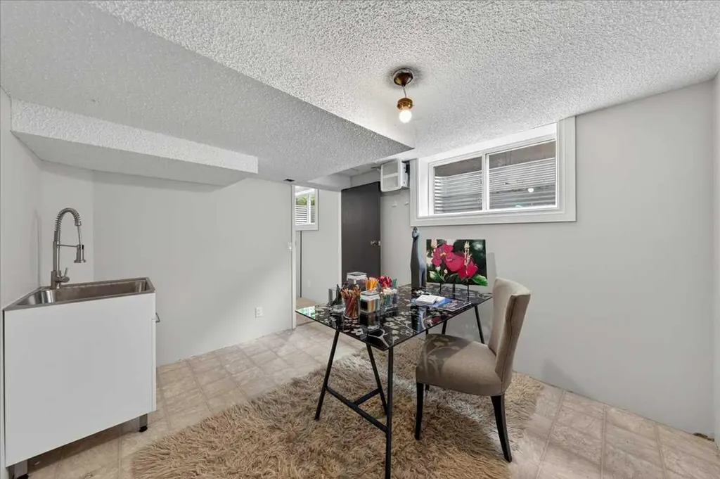 127 Pump Hill Crescent SW Calgary AB T2V 4L9