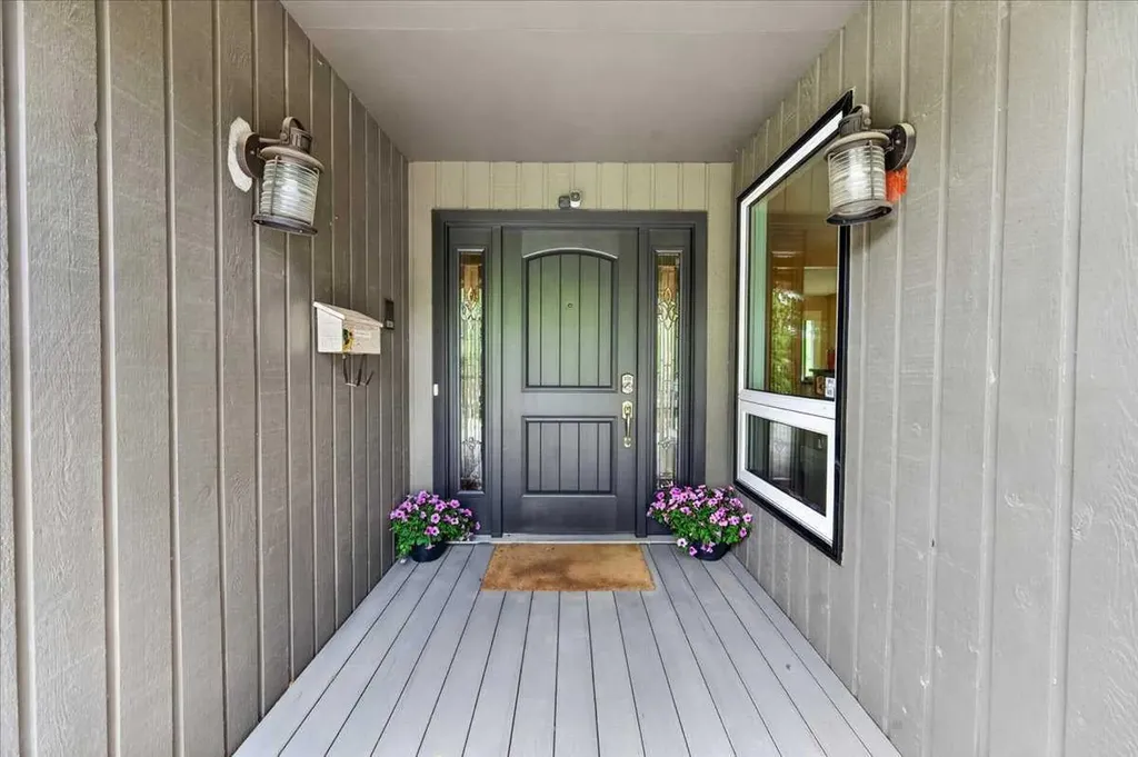 127 Pump Hill Crescent SW Calgary AB T2V 4L9