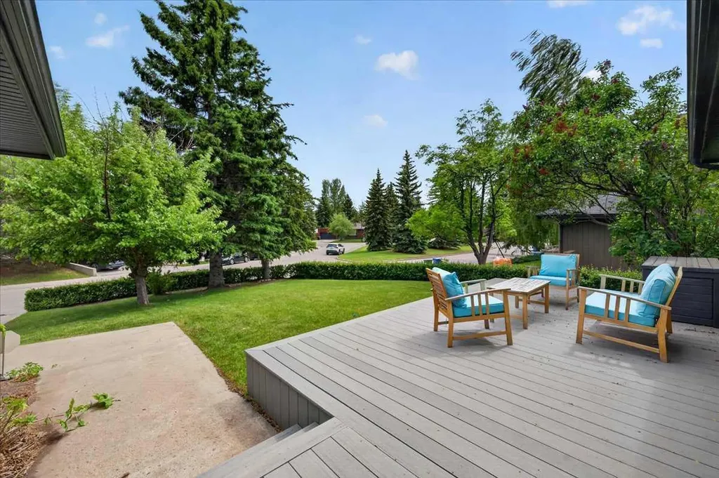 127 Pump Hill Crescent SW Calgary AB T2V 4L9