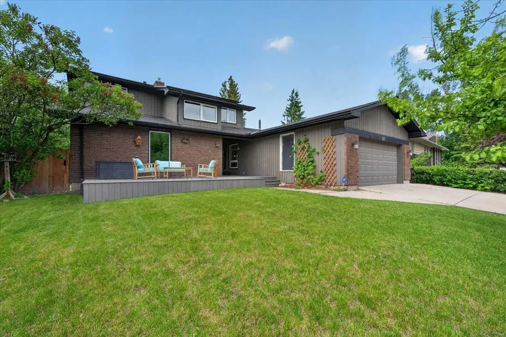 127 Pump Hill Crescent SW Calgary AB T2V 4L9