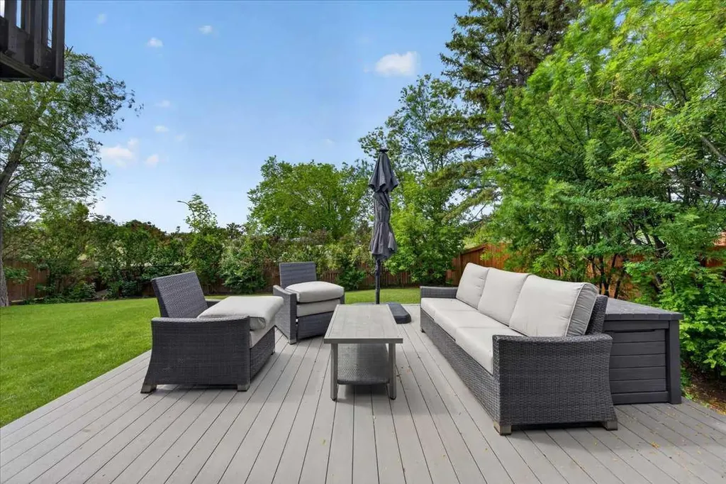 127 Pump Hill Crescent SW Calgary AB T2V 4L9
