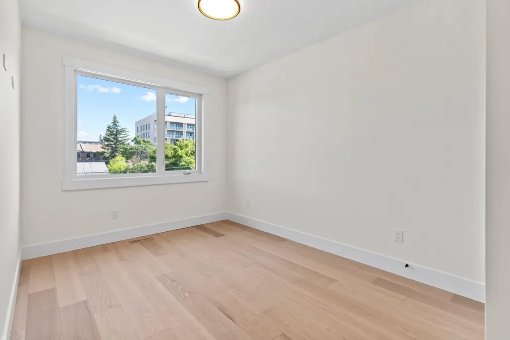 520 34a Street NW Calgary AB T2N 2Y5