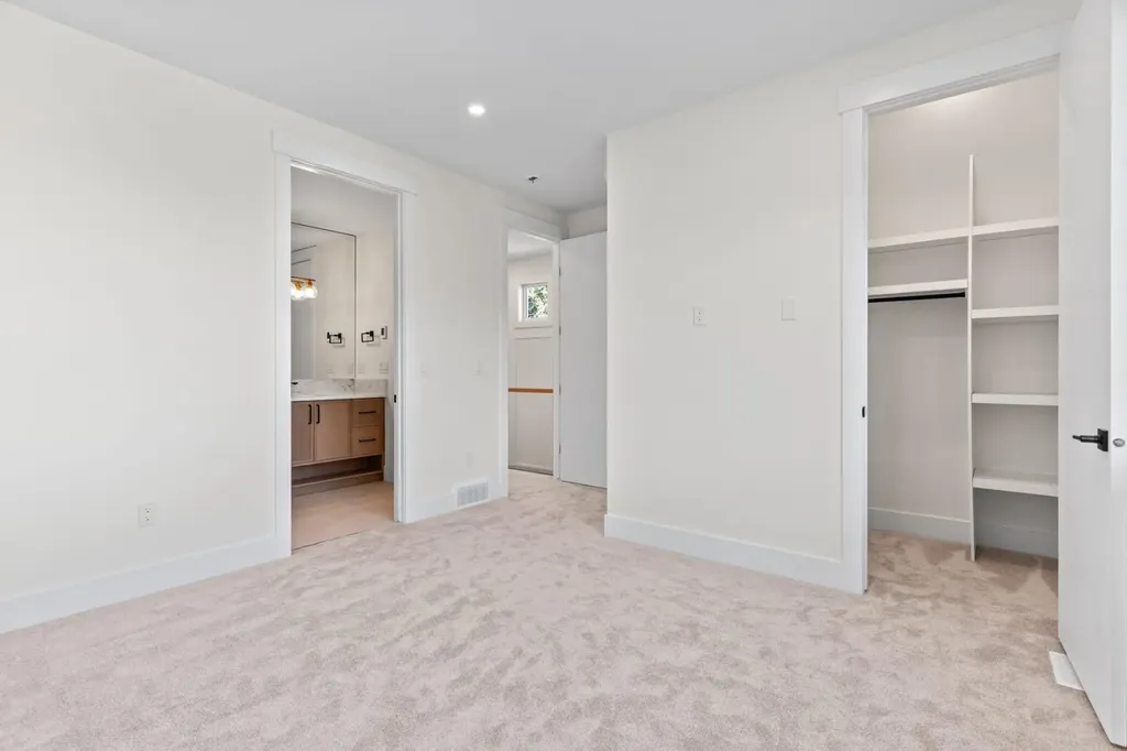 520 34a Street NW Calgary AB T2N 2Y5