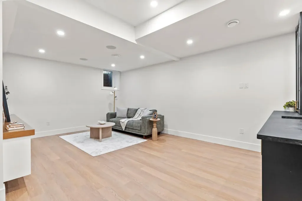 520 34a Street NW Calgary AB T2N 2Y5