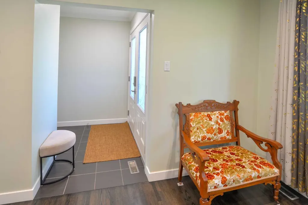 361 Capri Avenue NW Calgary AB T2L 0J5