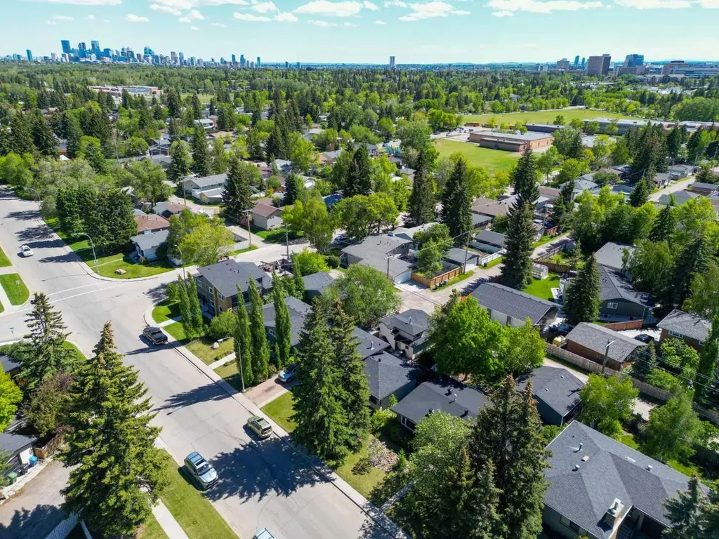 361 Capri Avenue NW Calgary AB T2L 0J5