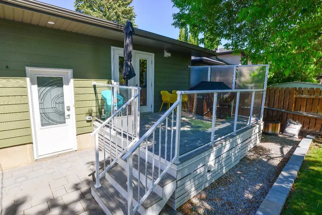361 Capri Avenue NW Calgary AB T2L 0J5
