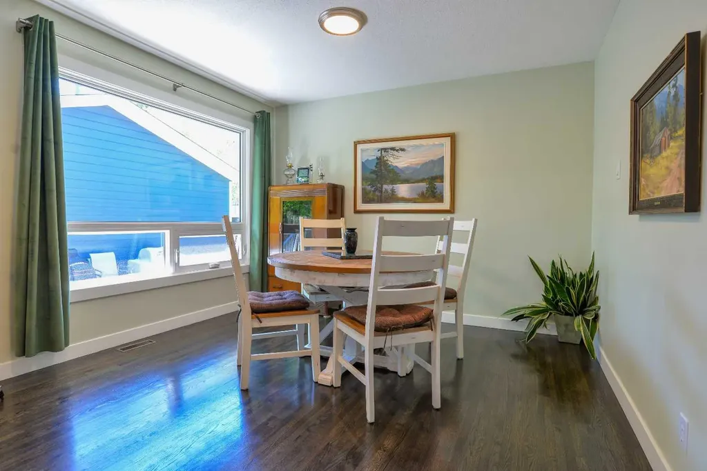 361 Capri Avenue NW Calgary AB T2L 0J5